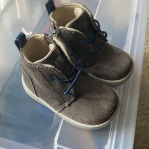 Ugg boots size 2/3 gently used.